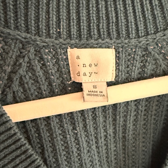 a new day Green V-Neck Chunky Cable Knit Sweater - Small - Picture 3 of 7